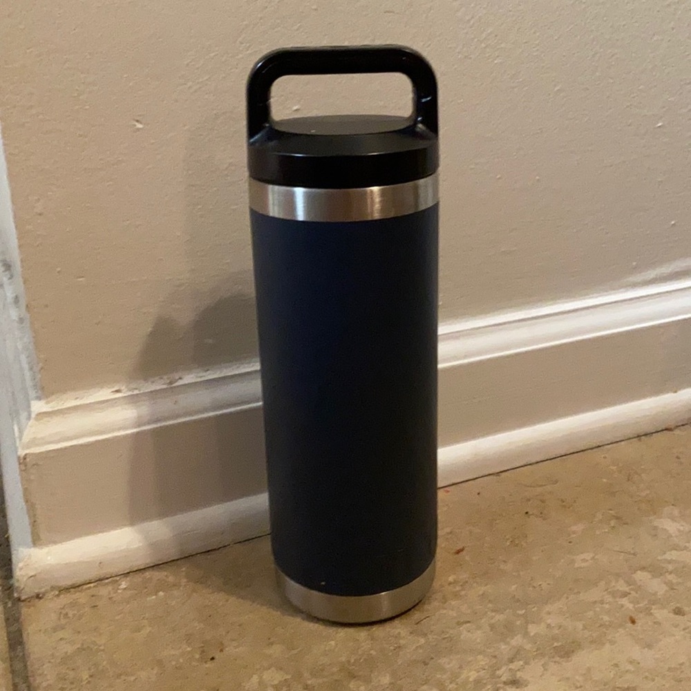 Yeti brand stainless steel water bottle • blue